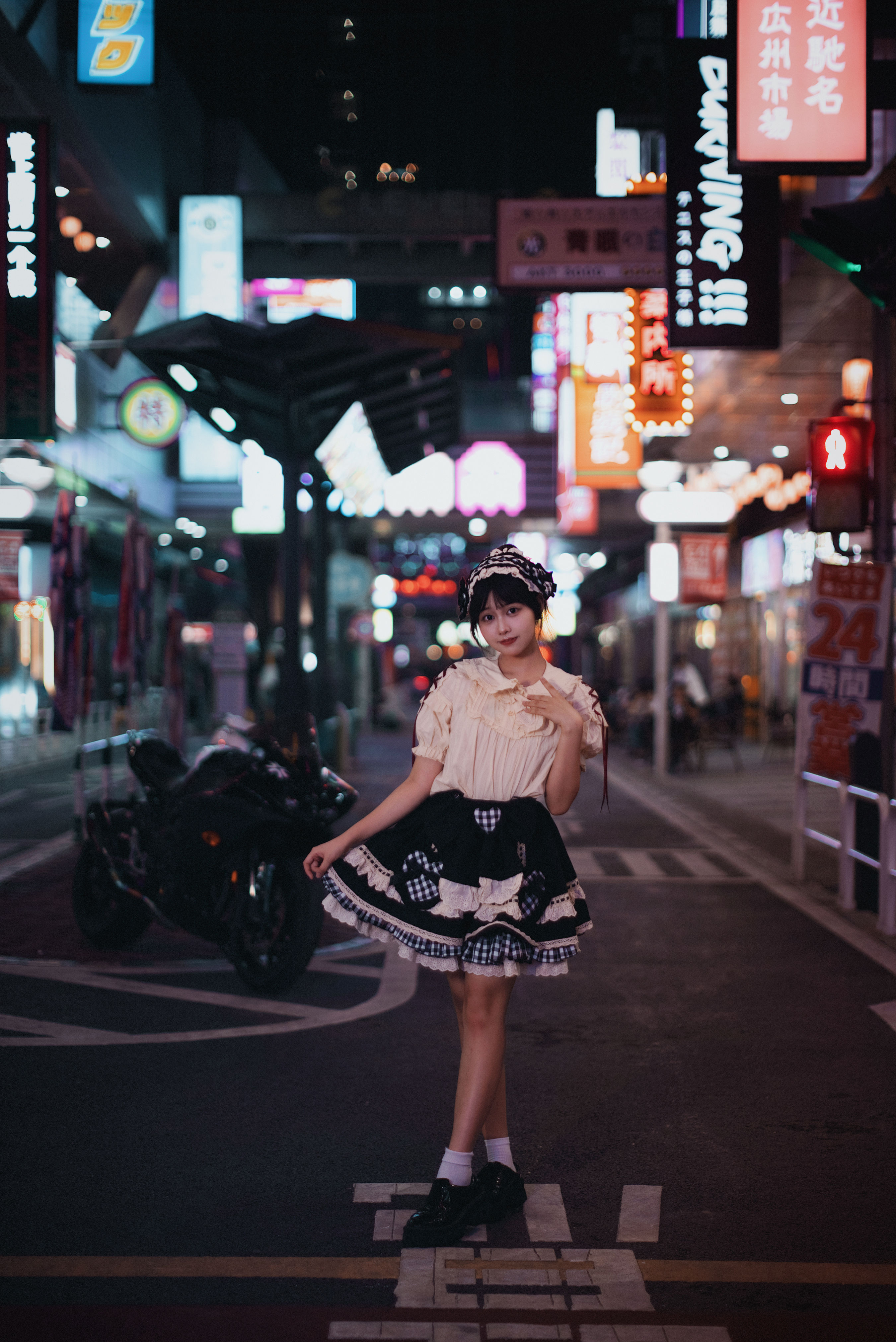 Happiness is free Lolita洛丽塔 街拍 夜景人像 少女