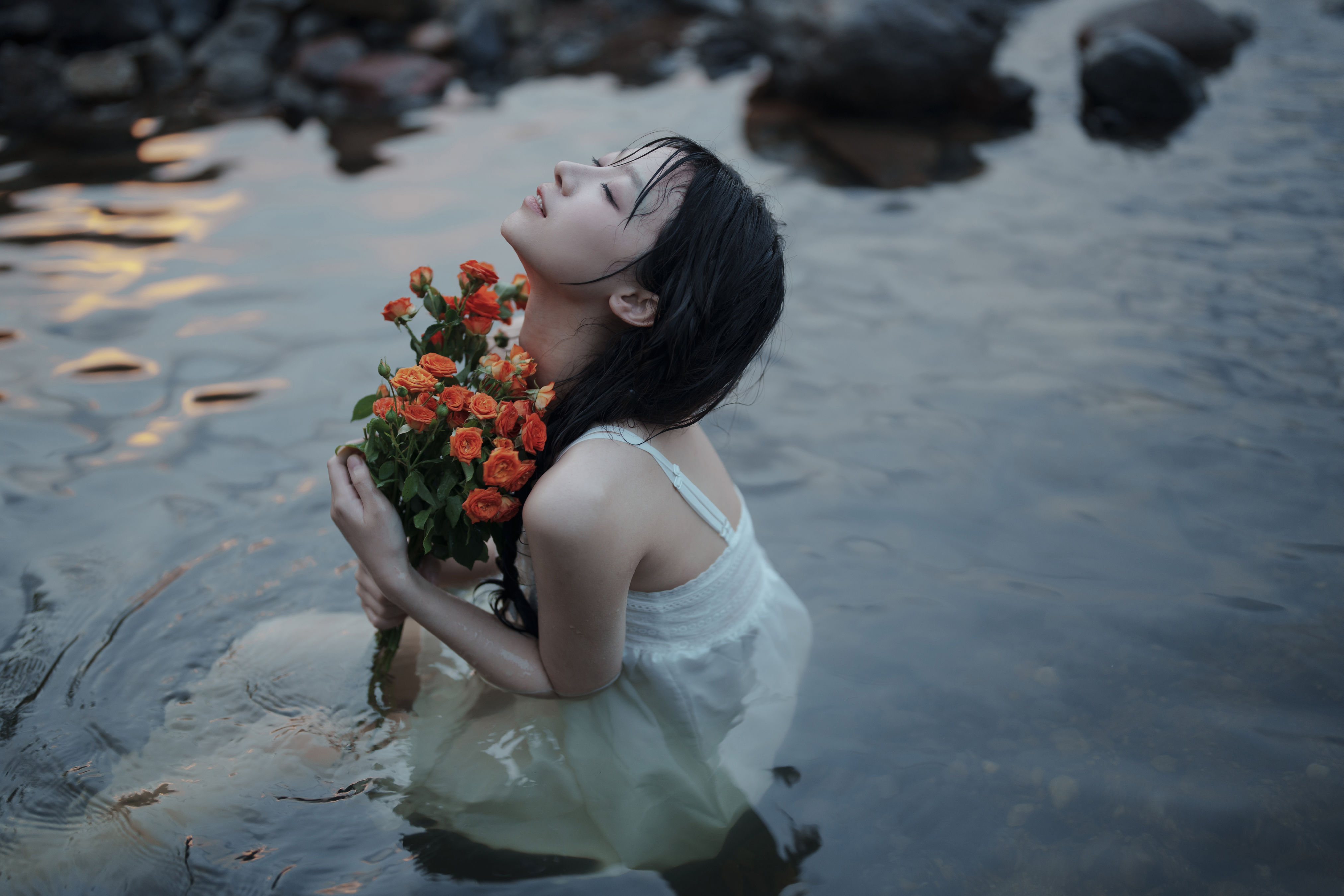 又甜又欲，很难不爱。山涧溪水，清凉一夏 下雨天 小溪流水 山林 少女 精美