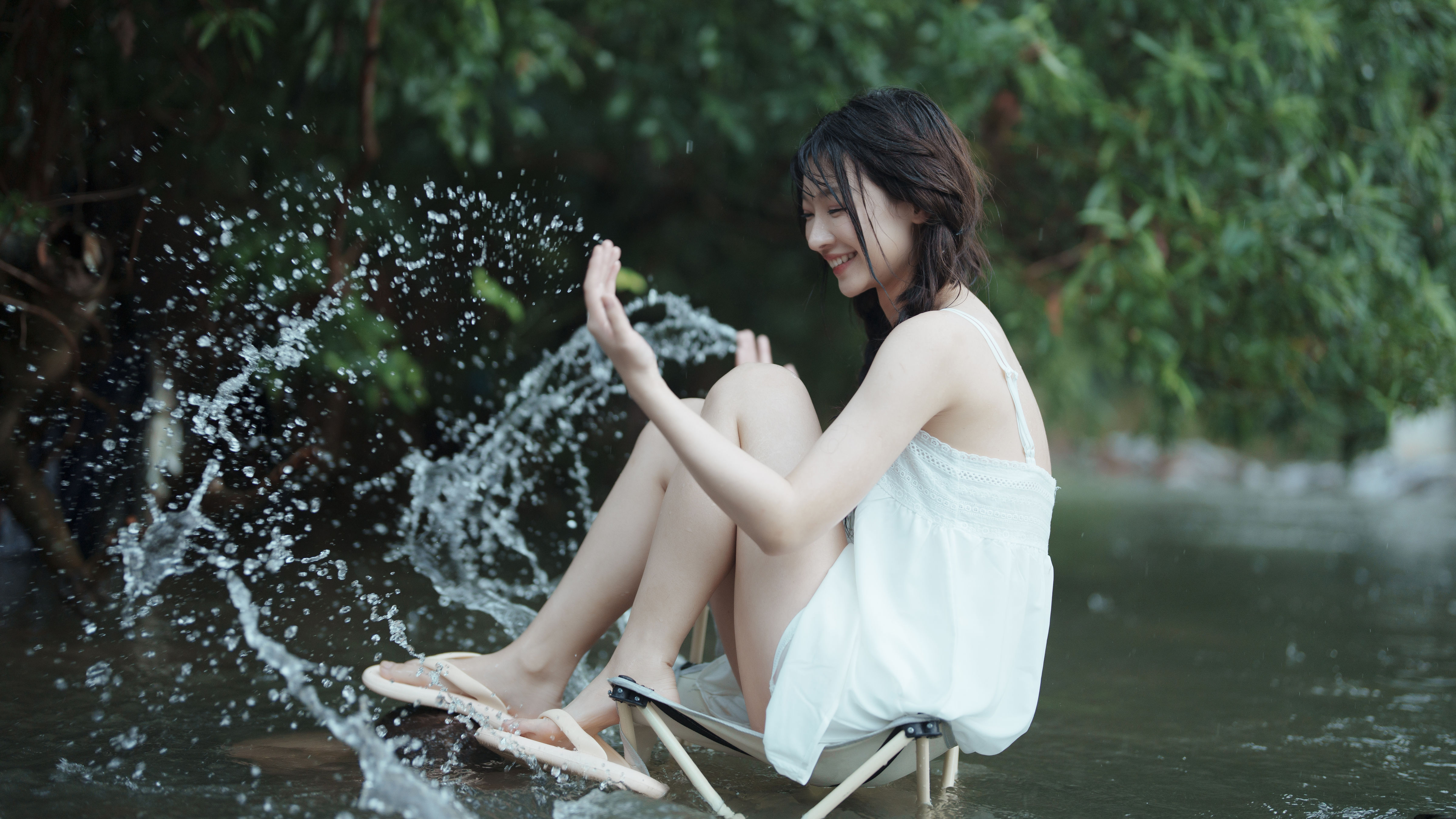 又甜又欲，很难不爱。山涧溪水，清凉一夏 下雨天 小溪流水 山林 少女 精美