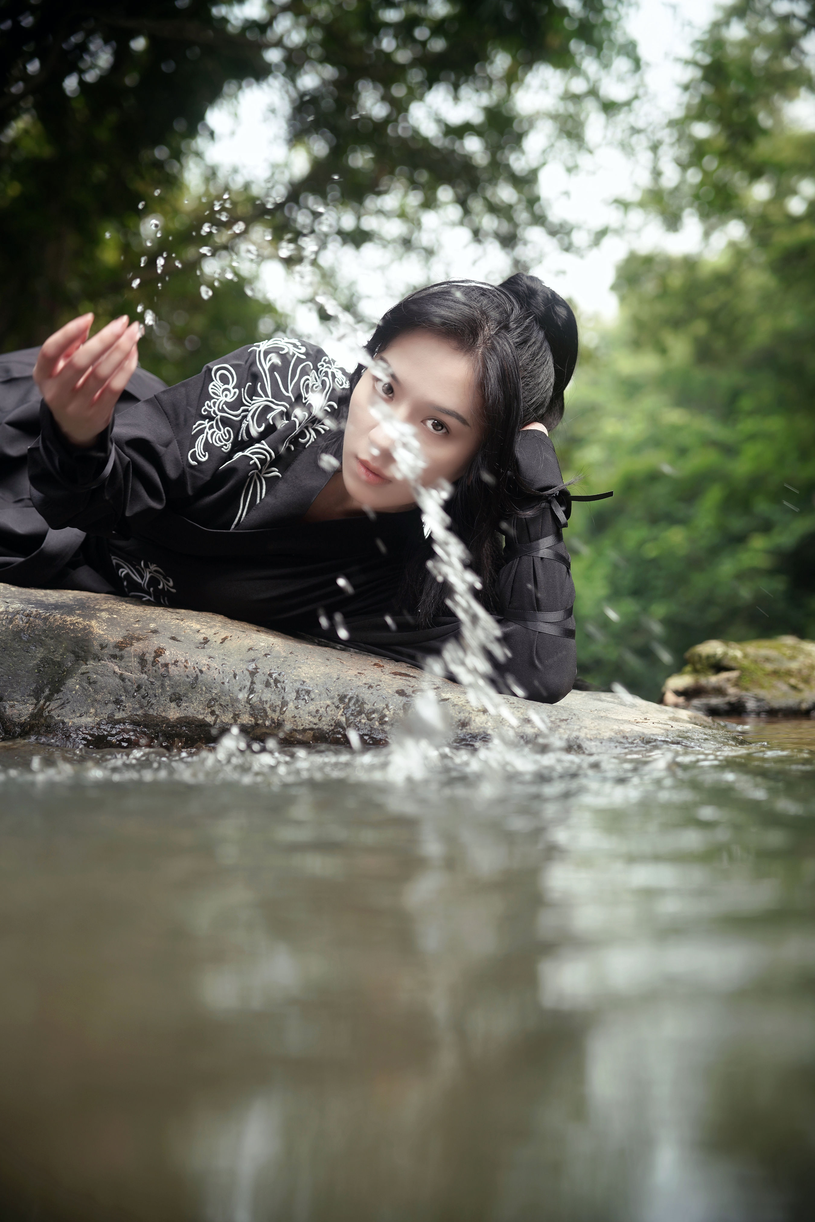 雌雄侠客 古风 武侠 女侠 山林 小溪流水