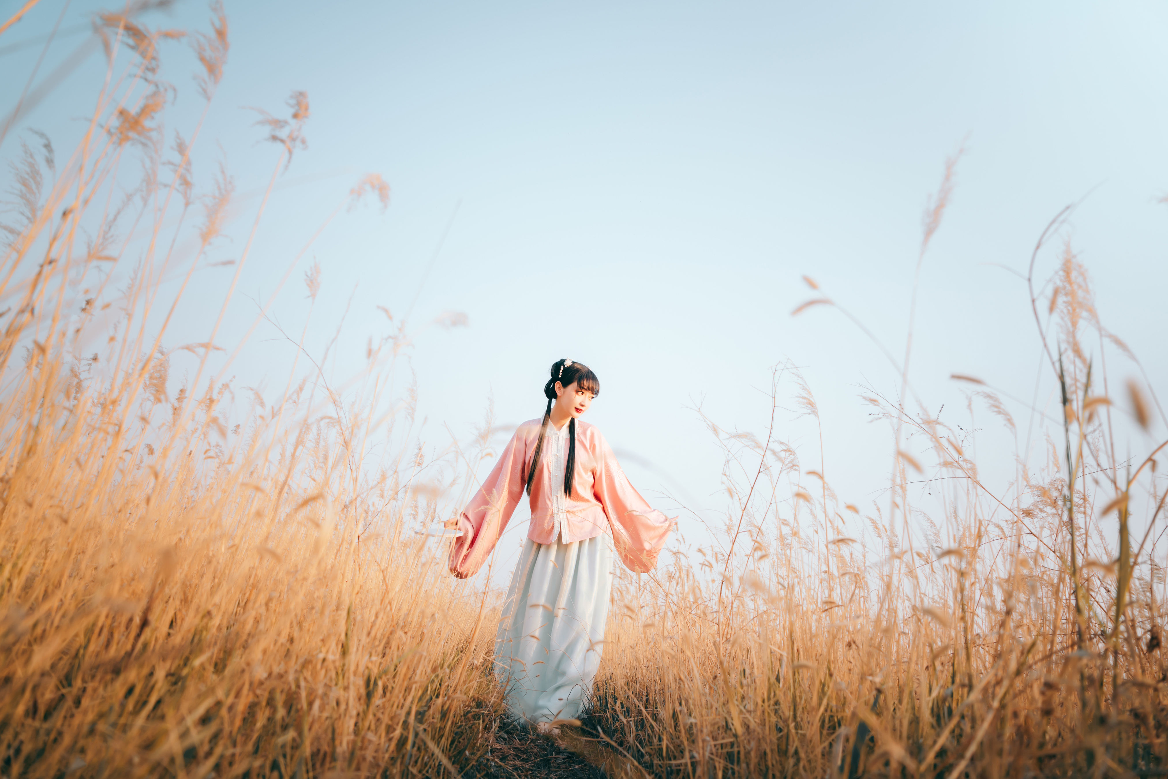 夕阳下的玩耍 古装 汉服 可爱 姑娘 夕阳