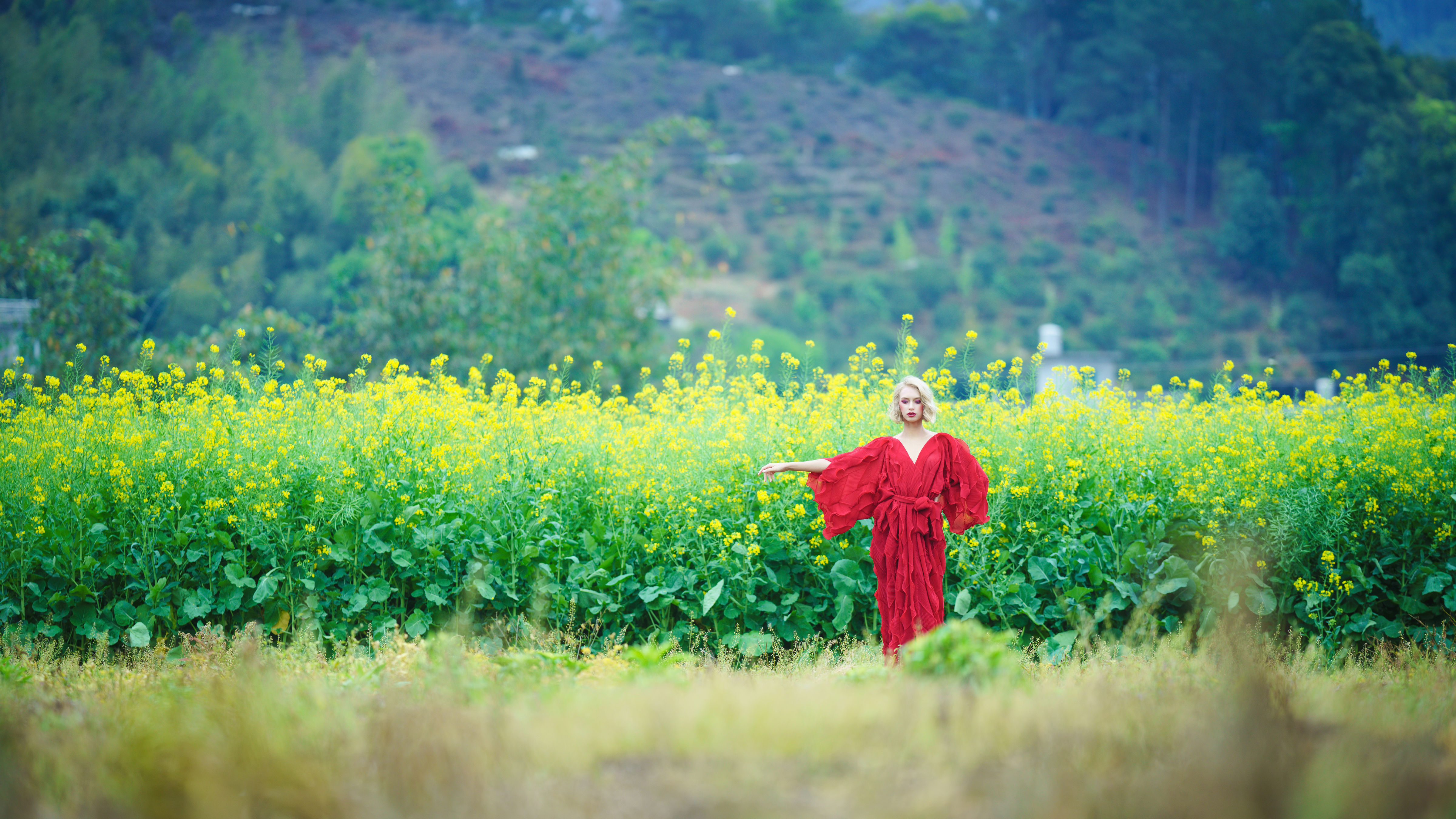 红配绿，乌克兰美女眼中的油菜花田 花 红色 摄影 人像 时尚 创意 惊艳 女人