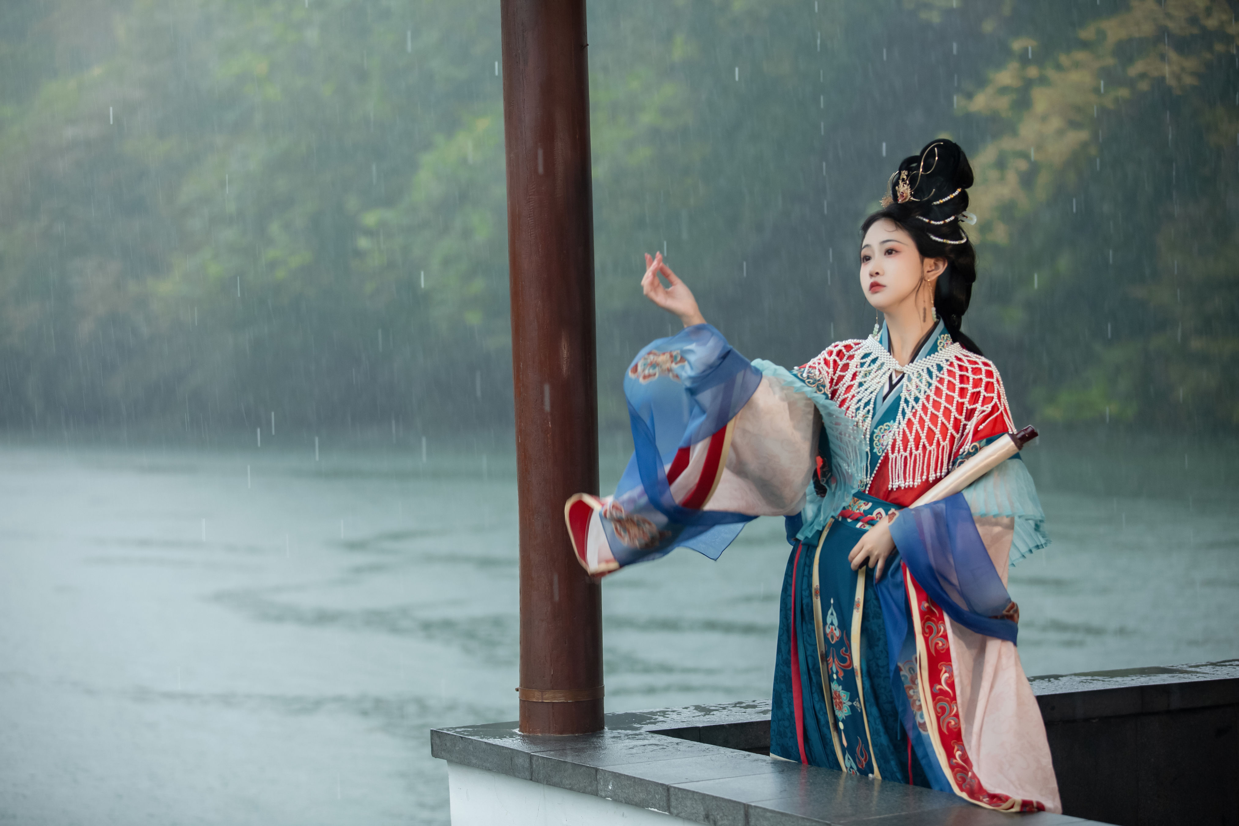 浴鹄游 古代 意境 美人 下雨天 情感