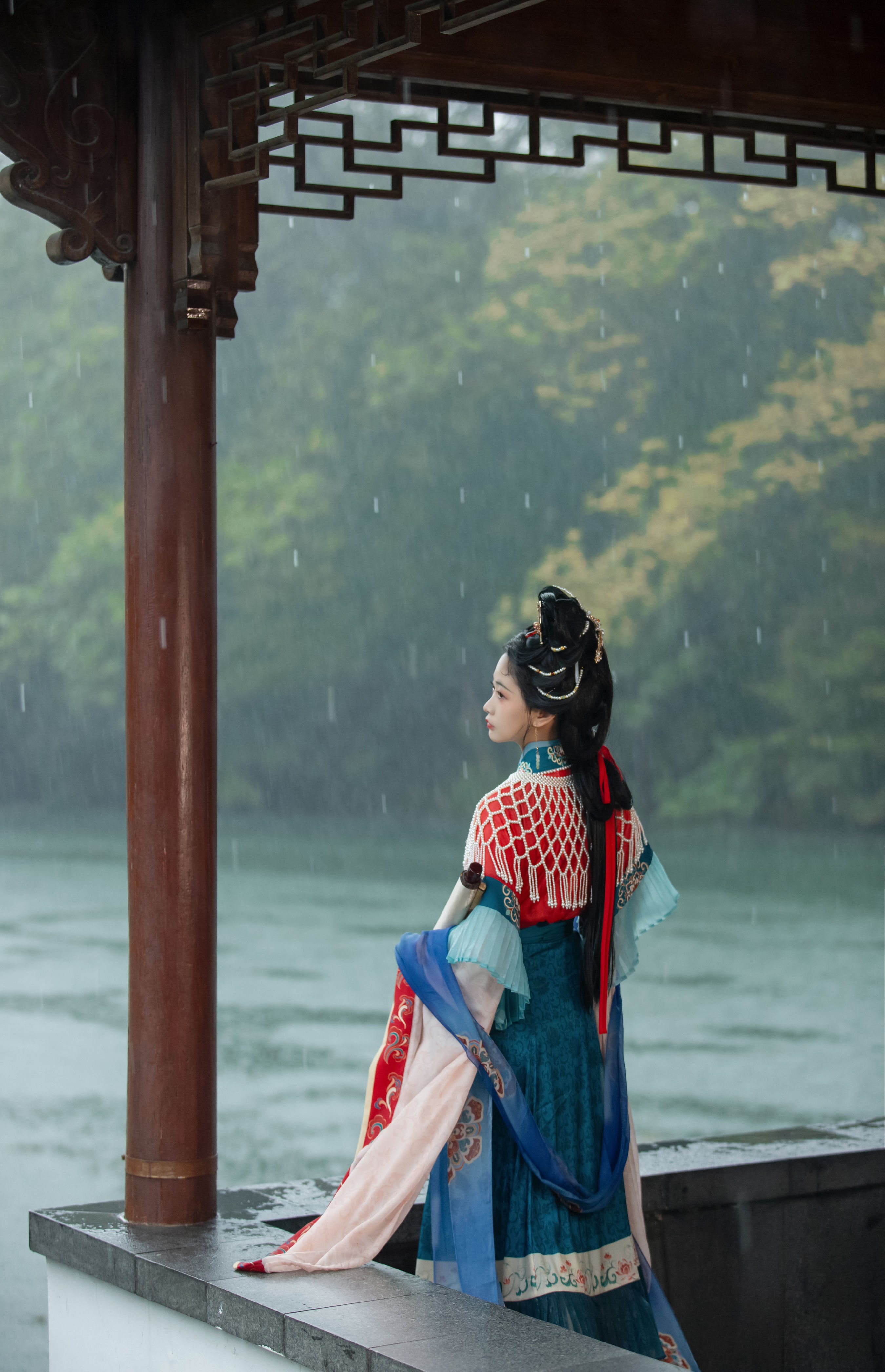 浴鹄游 古代 意境 美人 下雨天 情感