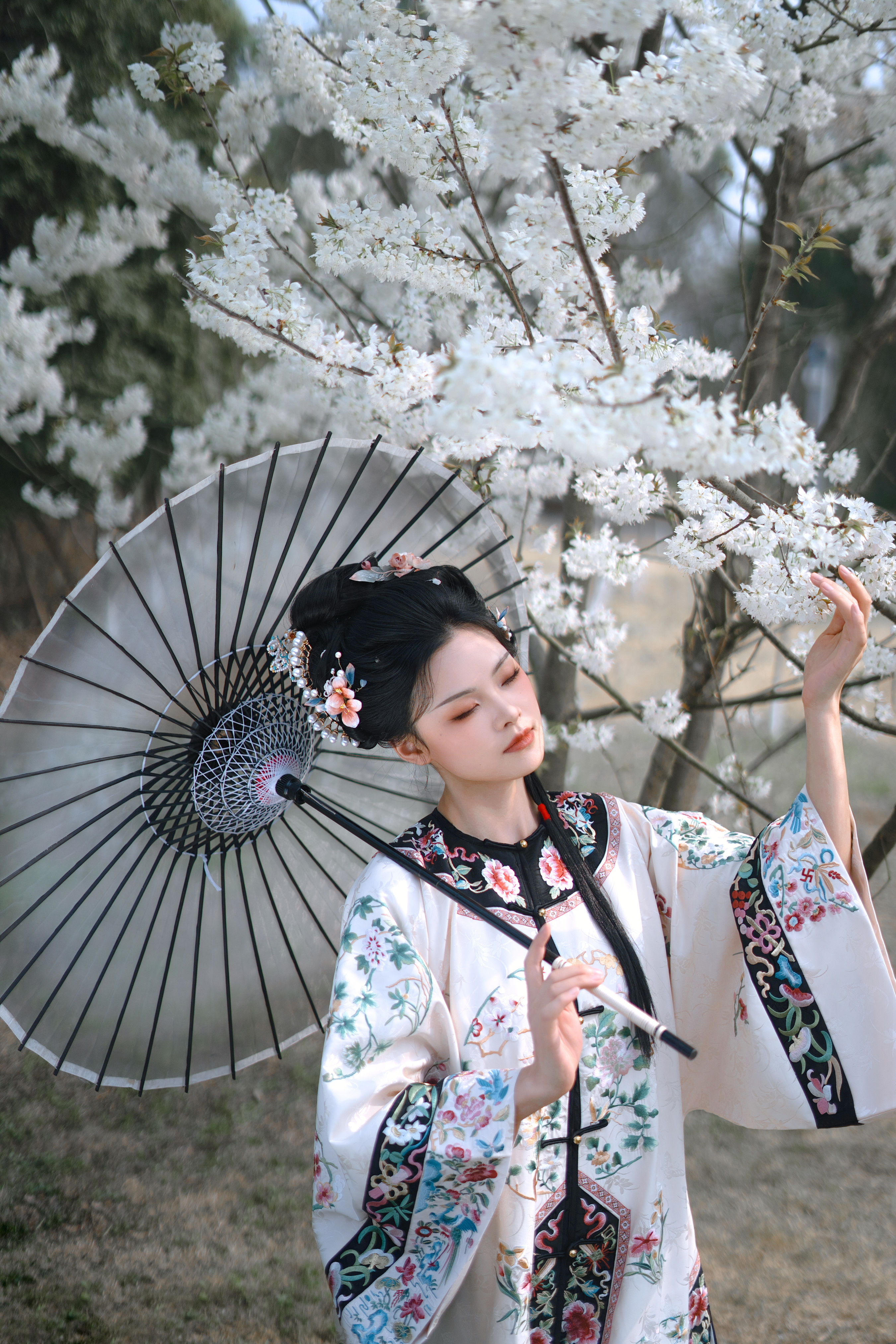 春色满园 古装 女子 春日 人物 花