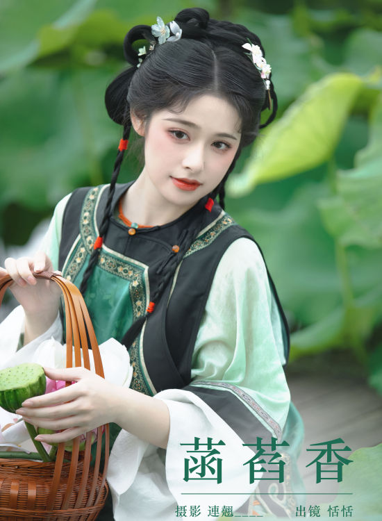 菡萏香：绽放美丽，芬芳迷人标题。